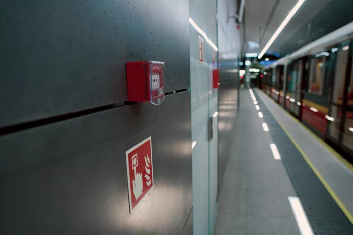 Adresný tlačítkový hlásič s izolátorem 4433